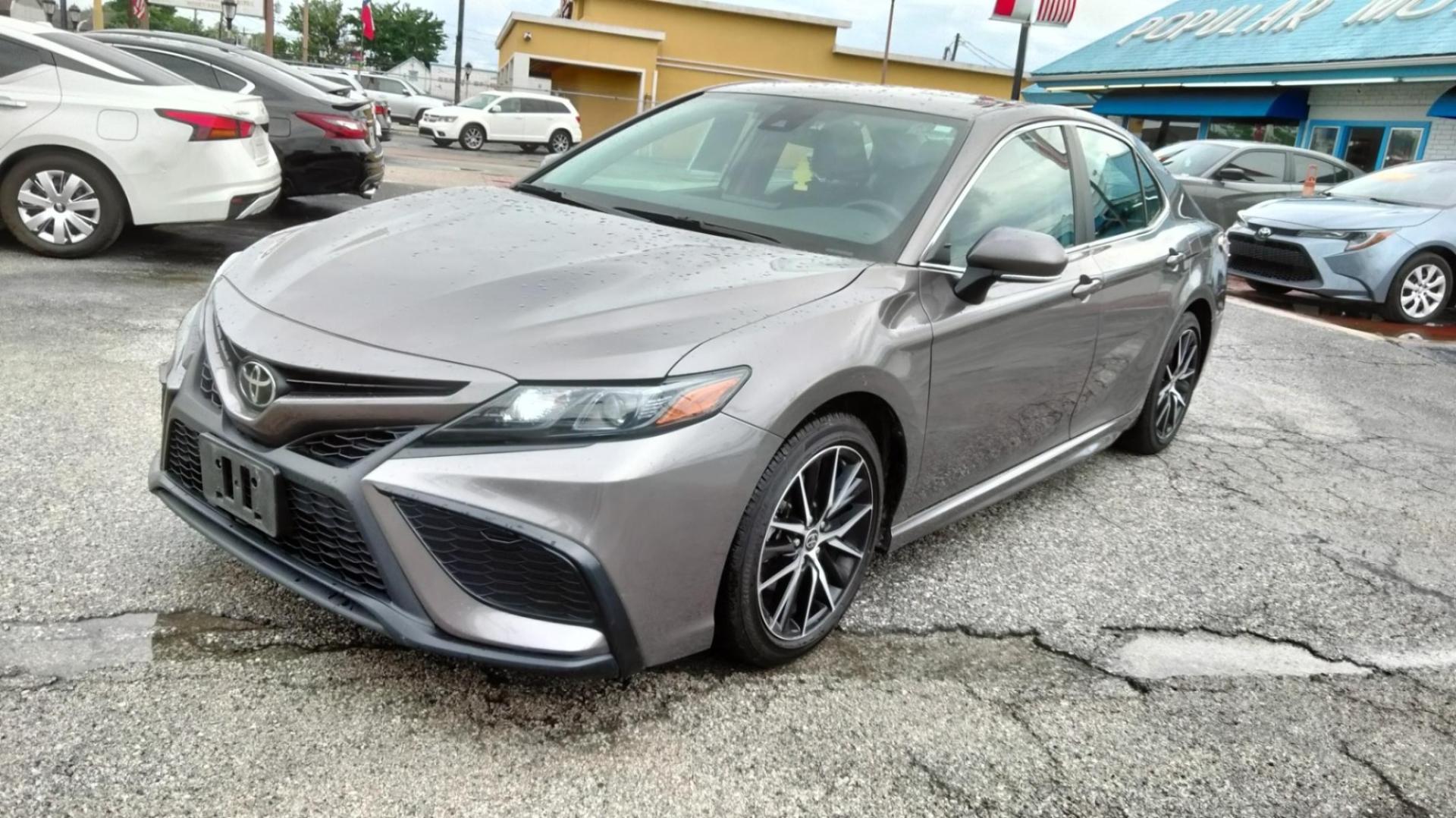 2022 Gray /BLACK Toyota Camry SE (4T1G11AK9NU) with an 2.5L L4 DOHC 16V engine, 8A transmission, located at 1842 Wirt Road, Houston, TX, 77055, (713) 973-3903, 29.805330, -95.484787 - Photo#0